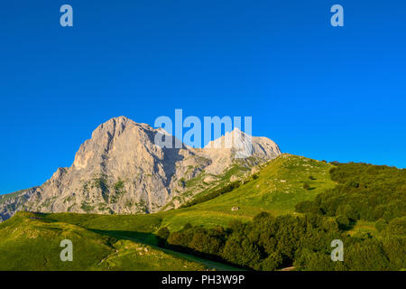 Un aperçu qui capture la chaîne de montagne, le Gran Sasso, situé dans le Parc National Gran Sasso en Prati di Tivo,province de Teramo, Abruzzes Italie Banque D'Images