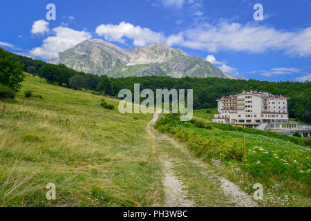 Plus près d'une vue panoramique de Corno Piccolo du Mont Gran Sasso chaîne,province de Teramo, Abruzzes, Italie. Banque D'Images