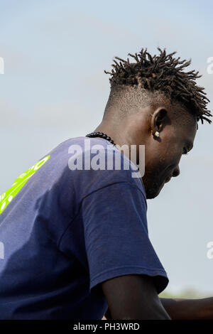 L'ÎLE ORANGO, GUINÉE BISSAU - 3 mai 2017 : l'homme local non identifié avec tresses, porte sur le collier de l'Île Orango, Guinée Bissau Banque D'Images