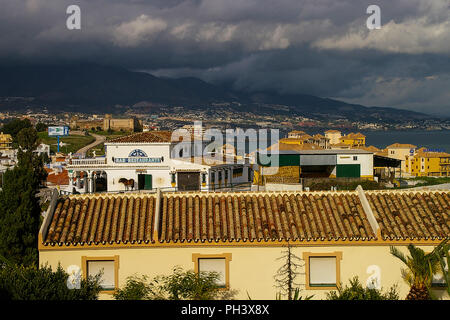 Fuengirola, sur la Costa del sol dans la province de Málaga dans la communauté autonome d'Andalousie dans le sud de l'Espagne. Le temps au-dessus du château de Sohail Banque D'Images