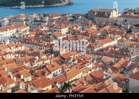 Paysage urbain de la vieille ville de Dubrovnik vue du dessus montrant les toits de maisons et monuments historiques ainsi que de la mer avec une île en face pendant un disponible Banque D'Images