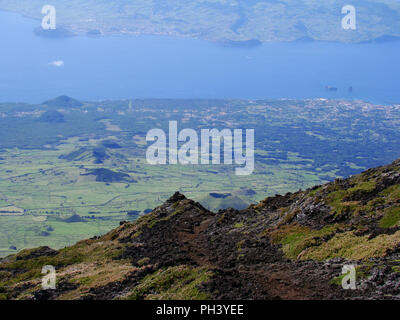 L'île de Faial le volcan de l'île de Pico dans les pays voisins, l'archipel des Açores (Portugal), du centre du littoral Banque D'Images