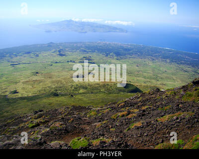 Vue sur l''île de Faial du sommet du volcan Pico (archipel des Açores, Portugal), du centre du littoral Banque D'Images