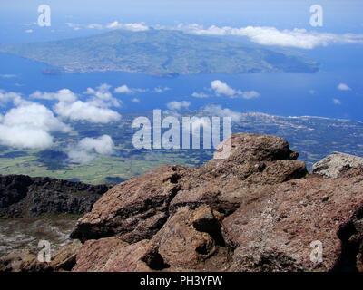 L'île de Faial le volcan de l'île de Pico dans les pays voisins, l'archipel des Açores (Portugal), du centre du littoral Banque D'Images