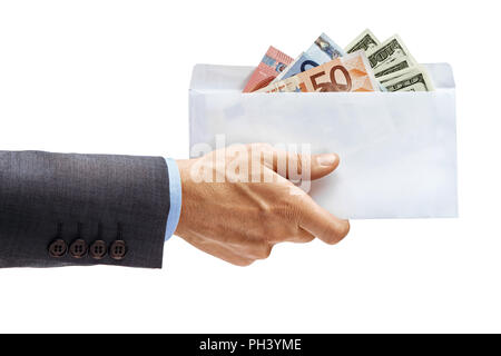 La main de l'homme en fonction de l'enveloppe d'argent plein holding isolé sur fond blanc. Produit de haute résolution. Close up Banque D'Images