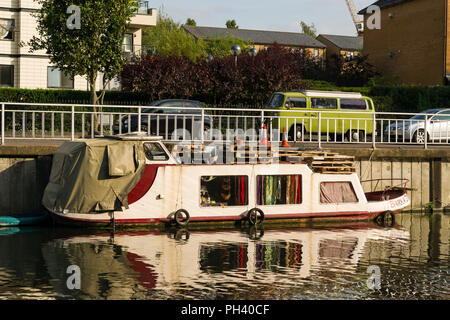 Un grand classique ou étroit bateau amarré sur la rivière Cam, utilisé comme alternative à long terme du logement, Cambridge, Royaume-Uni Banque D'Images