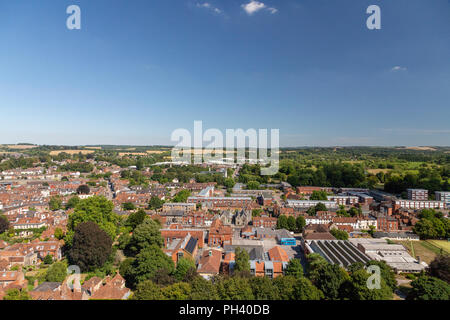 La cathédrale médiévale ville de Salisbury dans le Wiltshire, UK, vu de dessus au cours d'une belle journée ensoleillée en été. Banque D'Images