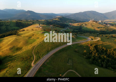 Lever du soleil d'été en Bucovine, Roumanie Banque D'Images