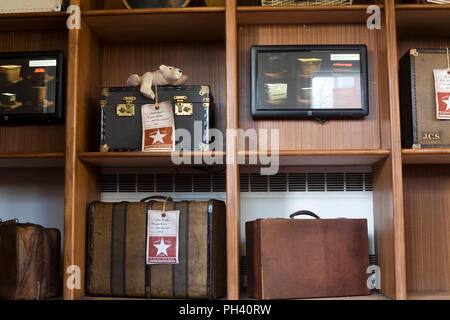 Sur les étagères des bagages à bord du SS Nomadic restauré Banque D'Images