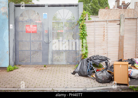 Déchets ou sous-évaluées ou les décharges sauvages d'ordures dans une rue à Bristol UK Banque D'Images