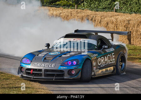 Dodge Viper 2016 Formula Drift voiture avec chauffeur Dean Kearney au caoutchouc brûlé 2018 Goodwood Festival of Speed, Sussex, UK. Banque D'Images