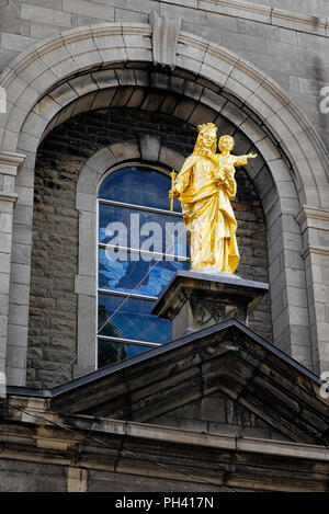 La stature d'or de Marie et l'Enfant Jésus sur l'entrée de l'église Notre-Dame-de-Bon-Secours Vieux Montréal Banque D'Images