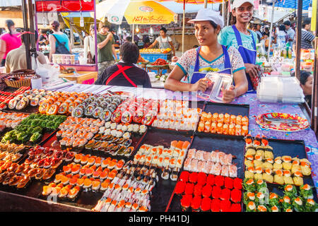 La ville de Phuket, Thaïlande - 4 Avril 2010 : femme servant des sushis au marché du weekend. Le marché est ouvert tous les samedi et dimanche. Banque D'Images