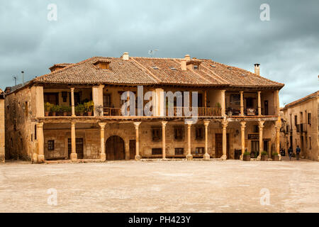 La Plaza Mayor dans la ville médiévale fortifiée espagnole de Pedraza à Segovia Castilla y Leon Espagne Banque D'Images