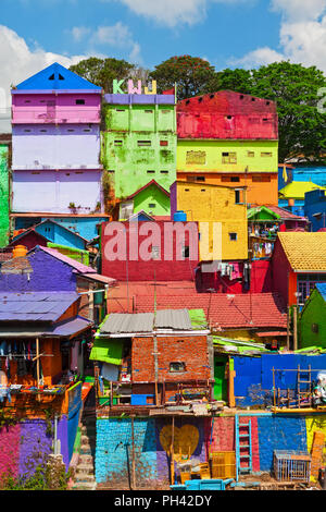 Malang, Indonésie - Juillet 12, 2018 : Jodipan village avec ses maisons colorées peintes ( Kampung Warna Warni ) endroit populaire à visiter pour la visite de la ville Banque D'Images