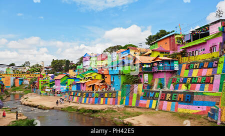 Malang, Indonésie - Juillet 12, 2018 : Avis d'Jodipan ( village Kampung Warna Warni ) avec entrée privée pancarte colorée. Endroit populaire à visiter Banque D'Images