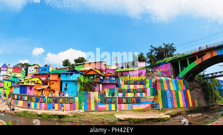 Malang, Indonésie - Juillet 12, 2018 : Avis d'Jodipan ( village Kampung Warna Warni ) avec entrée privée pancarte colorée. Endroit populaire à visiter dans la ville Banque D'Images