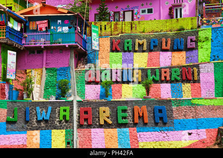 Malang, Indonésie - Juillet 12, 2018 : pancarte à l'entrée de Kampung Warna Warni ( Jodipan ) village endroit populaire pour une visite à pied de la ville Banque D'Images