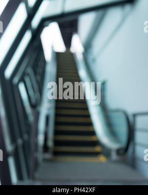 Arrière-plan flou abstrait et peut être l'illustration de l'article d'escalator, escalier roulant en arrière-plan flou, centre commercial Banque D'Images