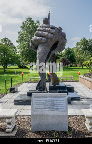 Westbury, NY - 21 août, 2018 Cette sculpture en bronze de 12 pieds qui est le monument à l'ancien combattant de la guerre en Asie du Sud-Est s'assied à la place des anciens combattants Banque D'Images