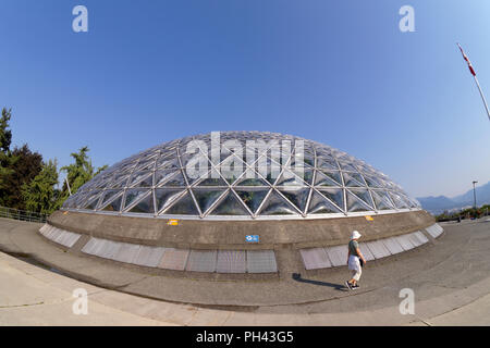 Femme marche passé le Bloedel Conservatory Triodetic dome dans le parc Queen Elizabeth, Vancouver, BC, Canada Banque D'Images