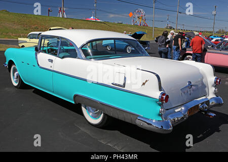 CONCORD, NC - 8 Avril 2017 : une Pontiac 1955 sur l'affichage à l'Pennzoil AutoFair classic car show s'est tenue à Charlotte Motor Speedway. Banque D'Images