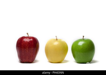 Trois pommes sur fond blanc couleurs comme un feu rouge Banque D'Images