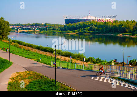 Varsovie, Mazovie / Pologne - 2018/08/30 : Vue panoramique sur le stade national Narodowy PGE dans la Vistule vu à partir de la CEEL de district Banque D'Images