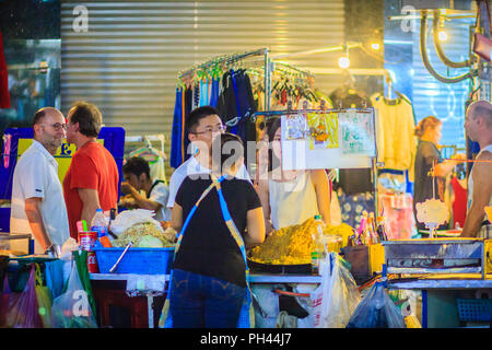 Bangkok, Thaïlande - 2 mars, 2017 L'achat de tourisme non identifié : Pad Thai nouilles frites de street food vendor à Khao San Road, Bangkok, marché de nuit Banque D'Images