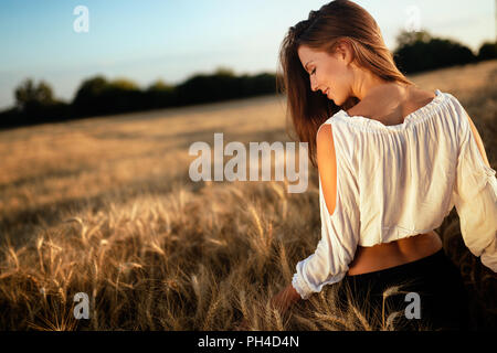 Belle jeune femme passer du temps dans la nature Banque D'Images