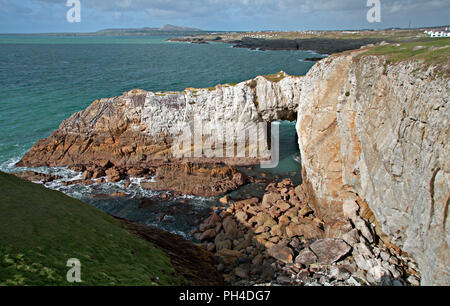 Bwa Gwyn arch la mer sur la côte d'Anglesey, dans le Nord du Pays de Galles Banque D'Images