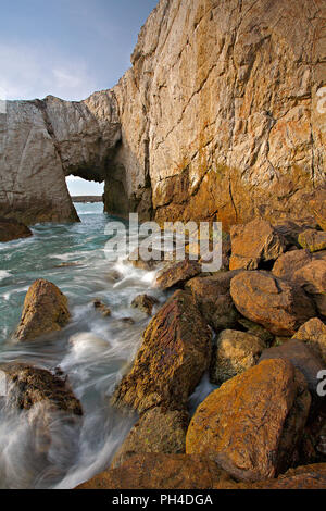 Bwa Gwyn arch la mer sur la côte d'Anglesey, dans le Nord du Pays de Galles Banque D'Images