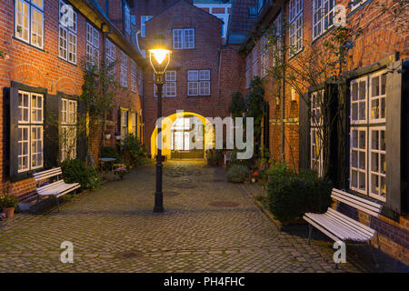 La cour Haasenhof est la plus jeune des tribunaux de la fondation à Luebeck, Schleswig-Holstein, Allemagne, vu la nuit Banque D'Images