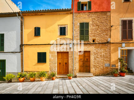 Dans la rue pittoresque de la vieille ville d'Alcudia, Mallorca, Espagne. Banque D'Images