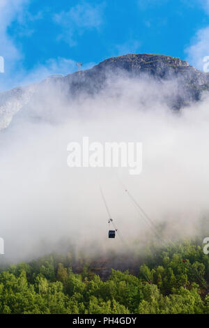 La Norvège, Loen Skylift tramway aérien à Stryn. Point de vue du haut de la Station Mont Hoven, au-dessus du fjord fjord dans les nuages et ciel bleu Banque D'Images