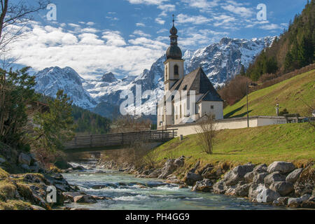 L'église paroissiale de Saint Sebastian dans l'Ramsau au printemps en avant de la gamme de montagne de neige encore Reiter Alpe. Berchtesgadener Land, Berlin, Allemagne Banque D'Images