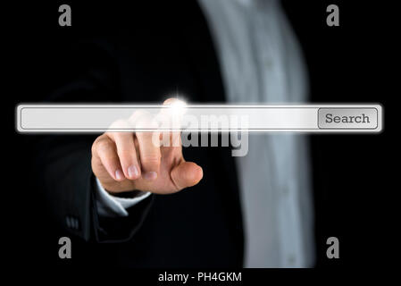 Businessman pushing a blank search bar sur un écran d'ordinateur ou d'une interface virtuelle avec copyspace pour votre adresse web ou mots-clés Banque D'Images