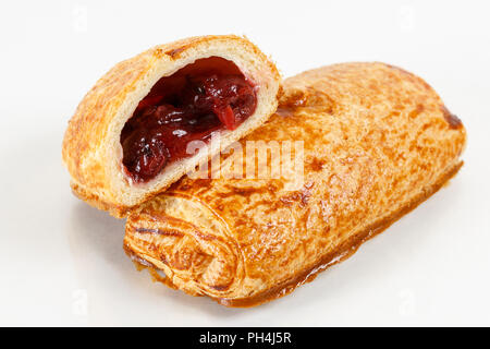 Feuilletés savoureux dessert réduit de moitié . De délicieux gâteaux avec la confiture de fruits sur fond clair. Berry, de fraises ou de cerises Banque D'Images