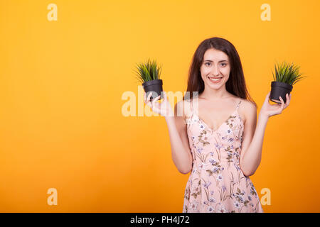 La tranquillité de l'image concept relaxed woman holding deux pots d'herbe dans ses mains. Banque D'Images