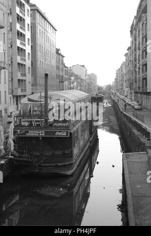 Vieux bateau dans la pittoresque grand canal Naviglio à Milan, Lombardie, Italie Le FÉVR. 2011. Banque D'Images