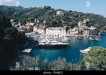 Vue imprenable à Portofino en Italie avec quelques villas et bateaux - Travel destination en Italie. Banque D'Images
