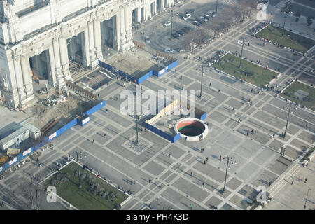 Vue aérienne de la place de la gare centrale de Milan avec les peuples en marche - Italie Lombardie. Banque D'Images