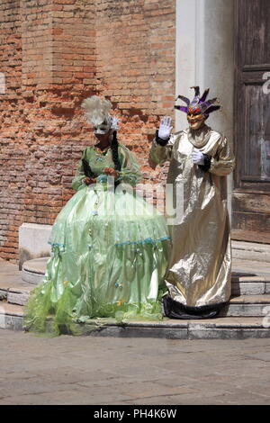 Venise, Italie - 4 août 2012 : deux personnes en costume vénitien, dans le centre-ville de Venise, Italie Banque D'Images