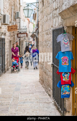 Budva, Monténégro - Avril 2018 : t-shirts souvenirs colorés à vendre dans la rue étroite de la vieille ville de Budva Banque D'Images