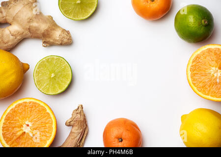 Image de gingembre, citron, oranges sur fond blanc Banque D'Images