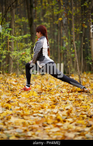 Photo de femme Fitness Sport en faisant des exercices d'étirement dans l'air frais Banque D'Images