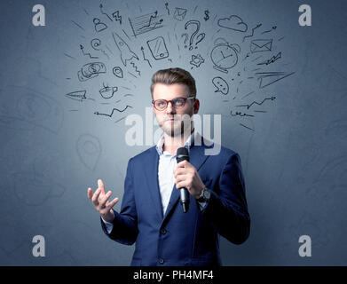 Businessman parlant au micro avec des doodles sur sa tête Banque D'Images