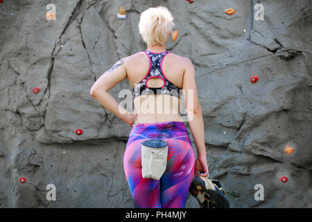 Photo de l'arrière de la femme au sujet de mur d'escalade sports Banque D'Images