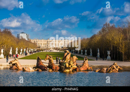 Fontaine d'Apollon au jardin du palais de Versailles dans un jour d'hiver gel juste avant le printemps Banque D'Images