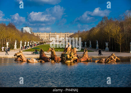 Fontaine d'Apollon au jardin du palais de Versailles dans un jour d'hiver gel juste avant le printemps Banque D'Images